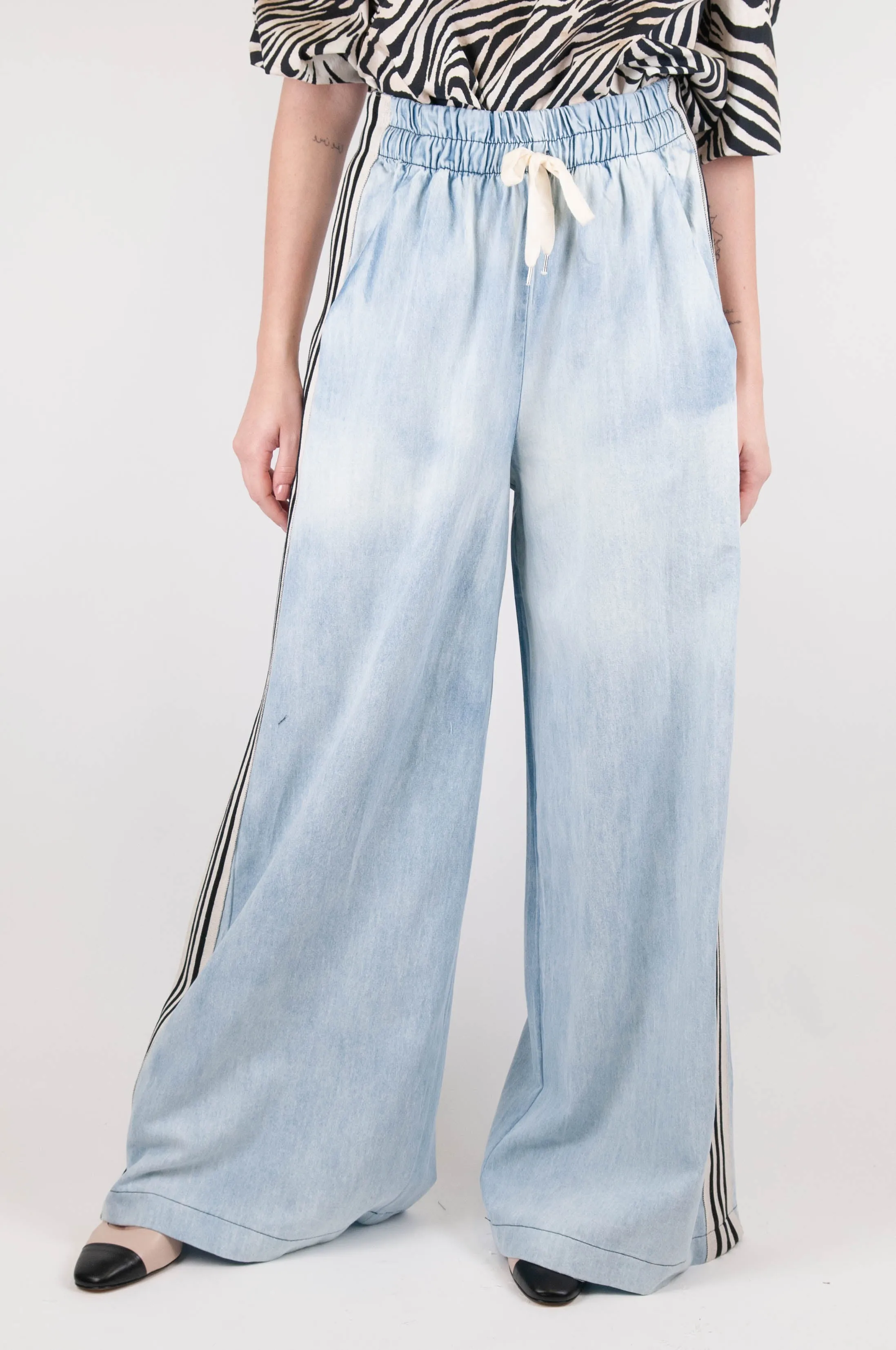 Tensione in - Pantalone palazzo in chambray con coulisse e banda laterale