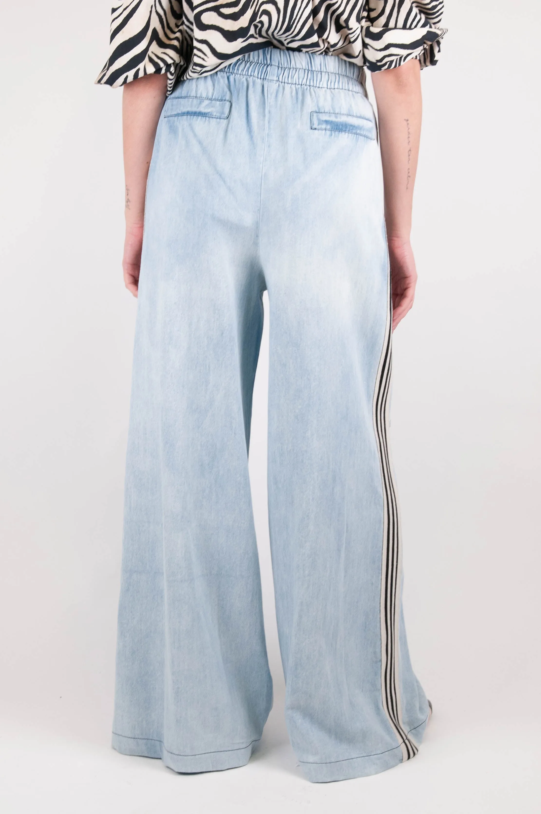 Tensione in - Pantalone palazzo in chambray con coulisse e banda laterale