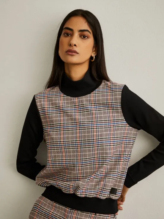 Turtleneck sweater with checkered pattern