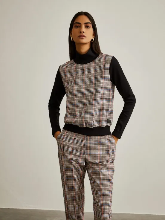 Turtleneck sweater with checkered pattern